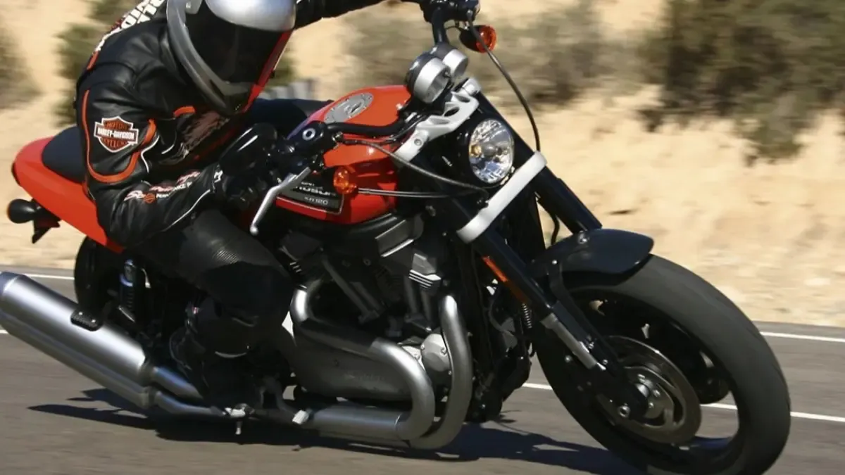 Cuando Harley intentó hacer una moto deportiva, pero al estilo Harley... y no le salió muy bien
