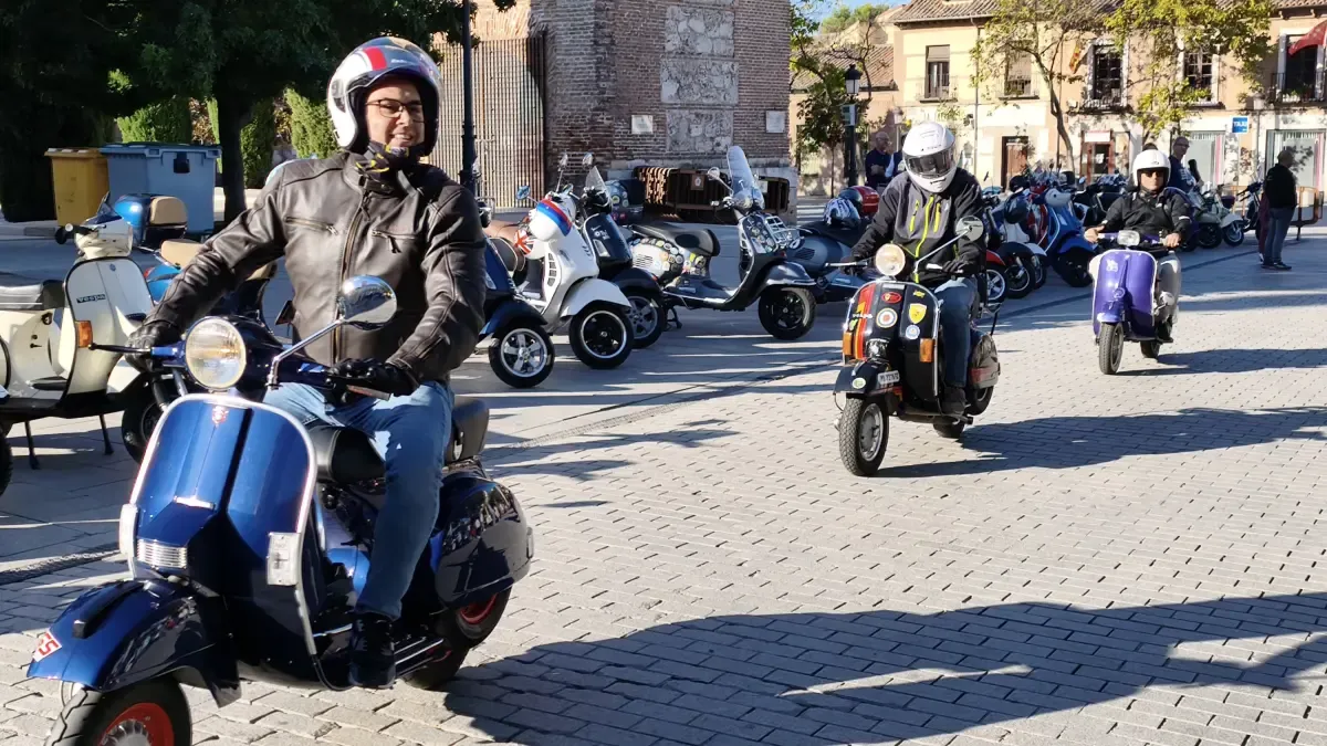 Féliz Caballero: "Mi Vespa estaba en un vertedero y la compré, fue una gran oportunidad. La restauré todo en origen. Para mí, la Vespa es otro mundo. Todos los días hay que estar tocándola un poquito: una tuerca que se afloja aquí, otra para acá..."