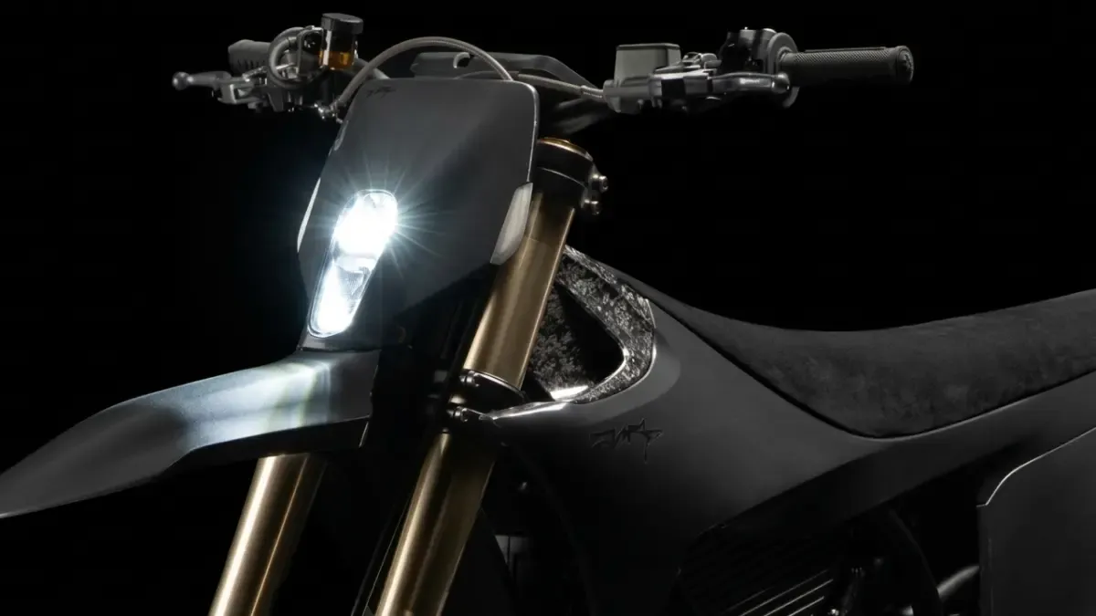 Llega la supermotard premium española de 80 CV y 123 kg, cargada de titanio, en edición limitada y decorada en negro