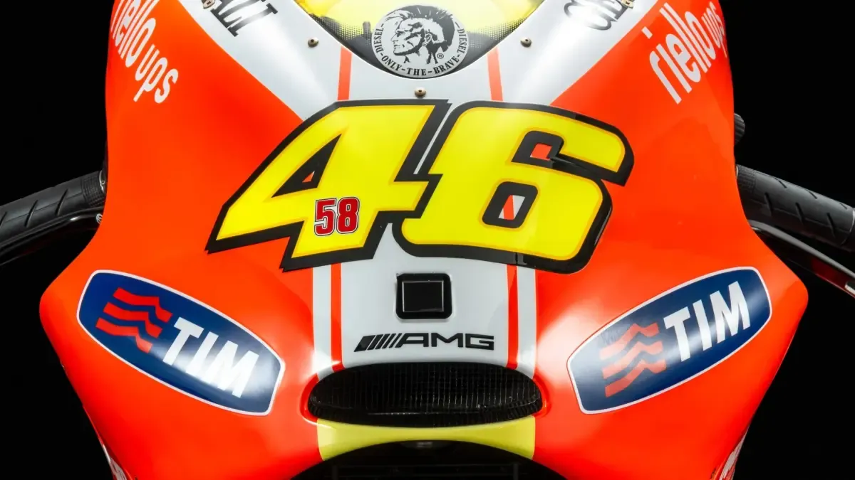 La Ducati GP12 de MotoGP que pilotó Rossi en homenaje a Simoncelli se pone a la venta, y podría costar más de medio millón