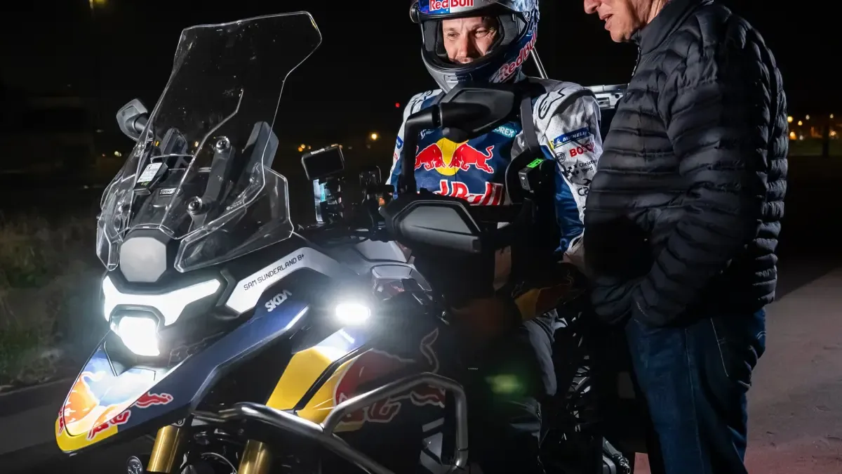 Nos la han colado: Triumph muestra de noche y en secreto su nueva maxitrail 2027 con radar delantero