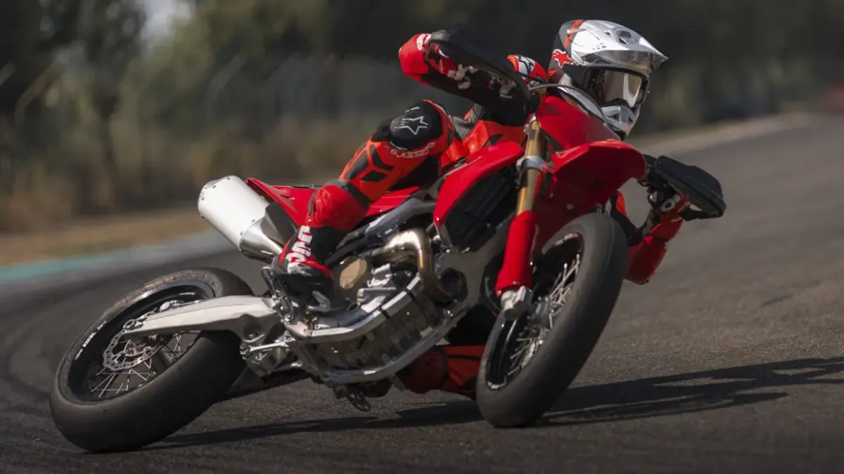 Llega la supermotard roja premium con electrónica de MotoGP, la más cara del mundo