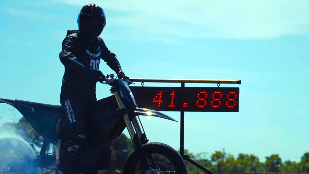 Una moto supermotard española de 80 CV bate el récord en circuito de un Audi de 585 CV