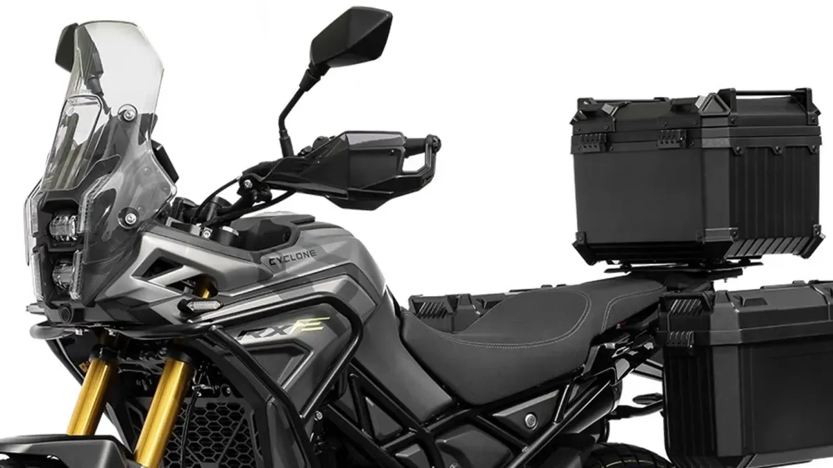 A la venta en España a precio de regalo la nueva moto trail para el carnet de coche con maletas y 500 km de autonomía