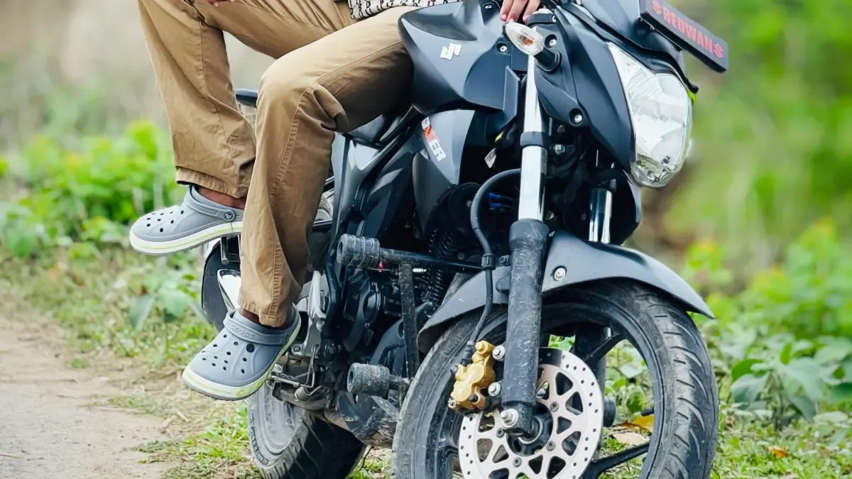 Las chanclas se despiden de los pies de los motoristas este 1 de octubre: la DGT cambia la normativa sobre el calzado para las motos