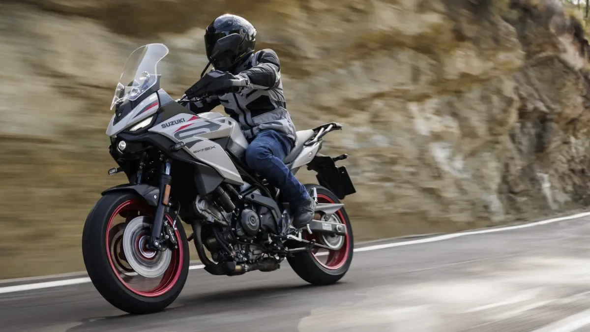 Prueba de la Suzuki SV-7GX: Viaje al pasado con tecnología del presente
