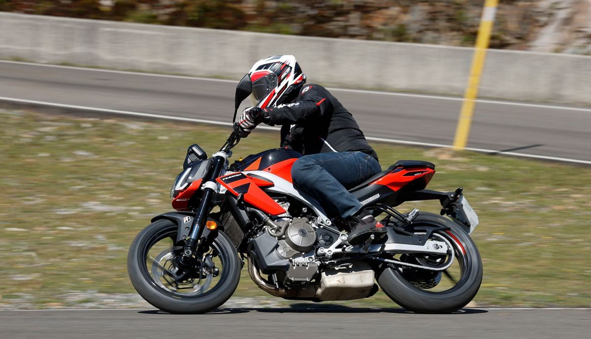 Aprilia Tuono 457 en el Master Naked Test, una A2 con car...