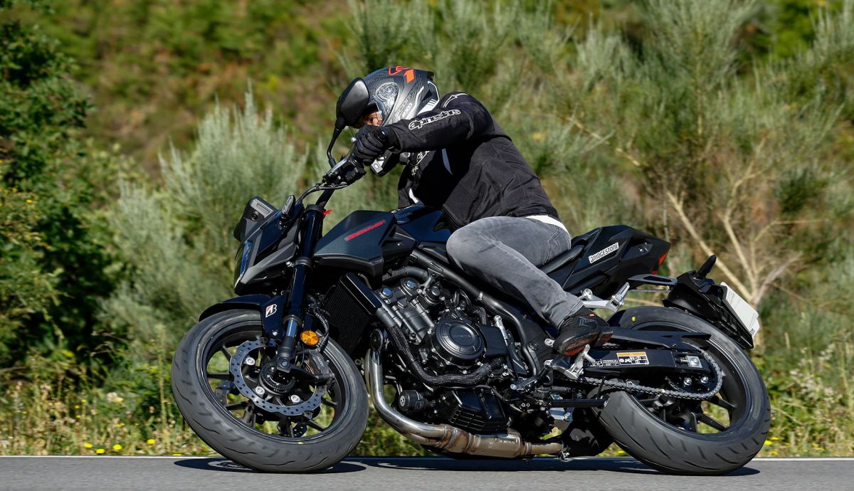 Honda CB500 Hornet E-Clutch en el Master Naked Test, toda...