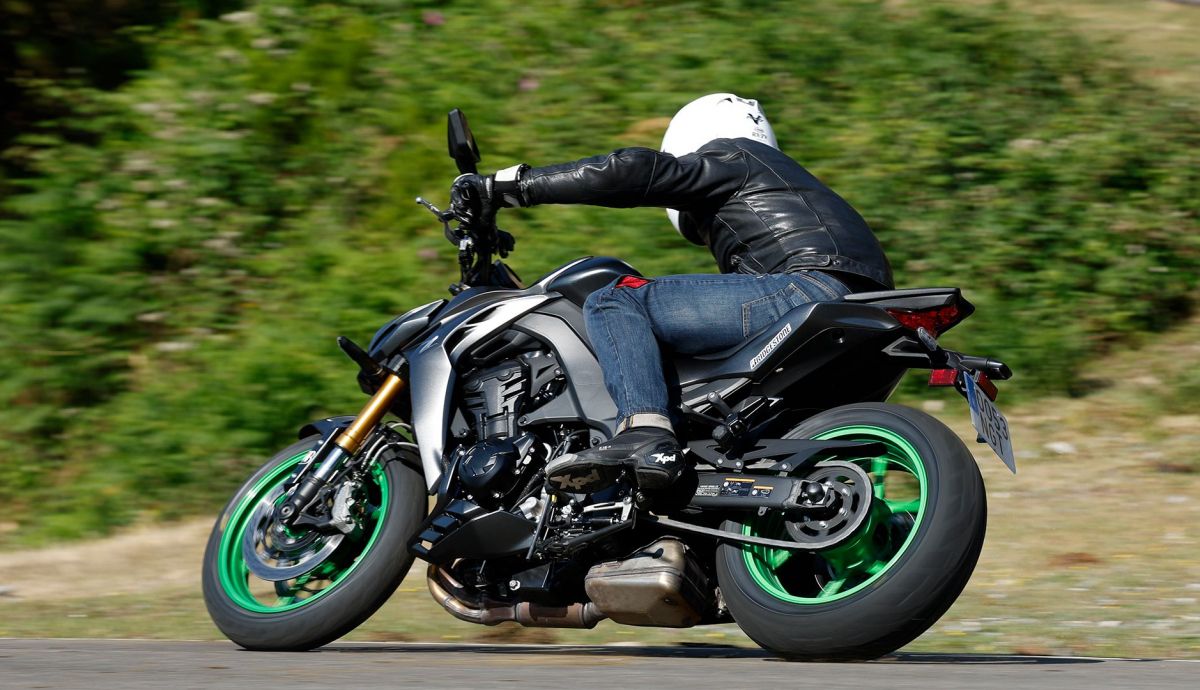Kawasaki Z1100 SE en el Master Naked Test, garras y guantes