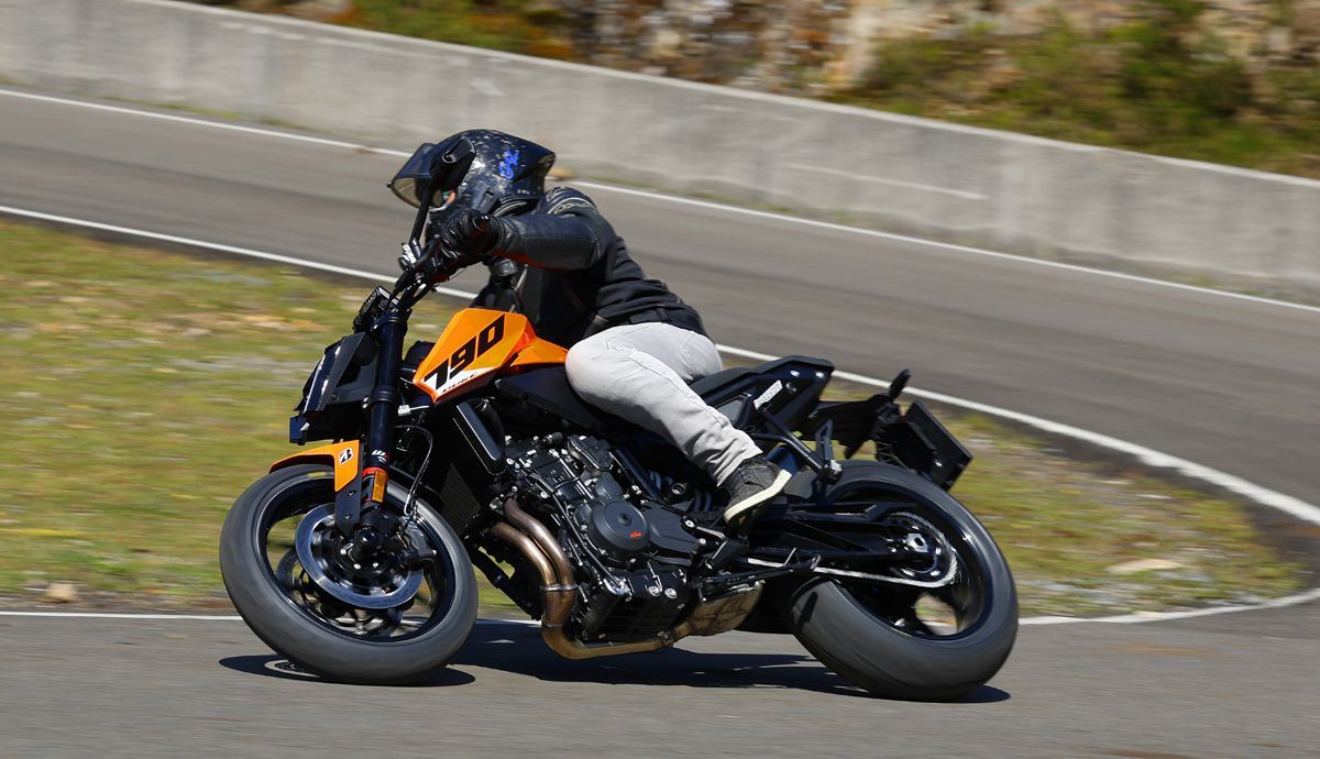 KTM 790 Duke en el Master Naked Test, una naked potenciad...