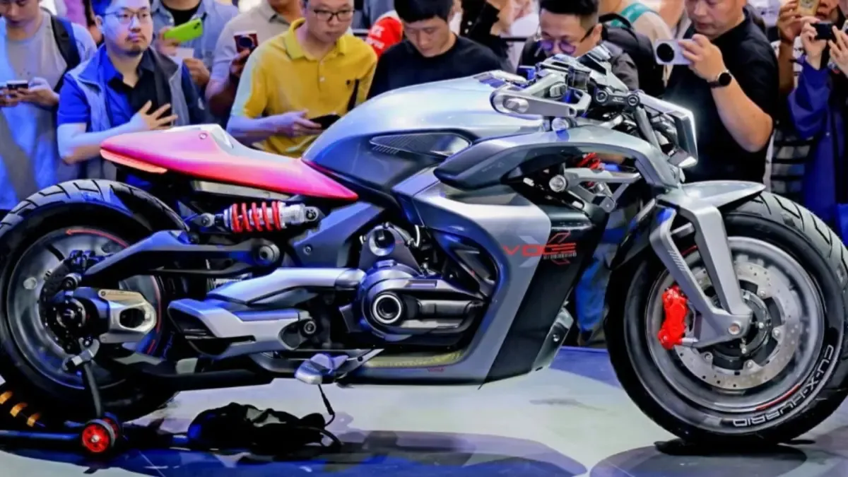 La increíble moto híbrida que ha mostrado Voge en China, con un motor de combustión y dos eléctricos, y muchas más cosas