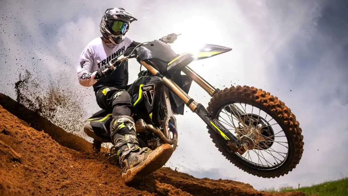 La moto campeona del mundo de motocross MX2 celebra su éxito afinándose; es la Triumph TF 250-X