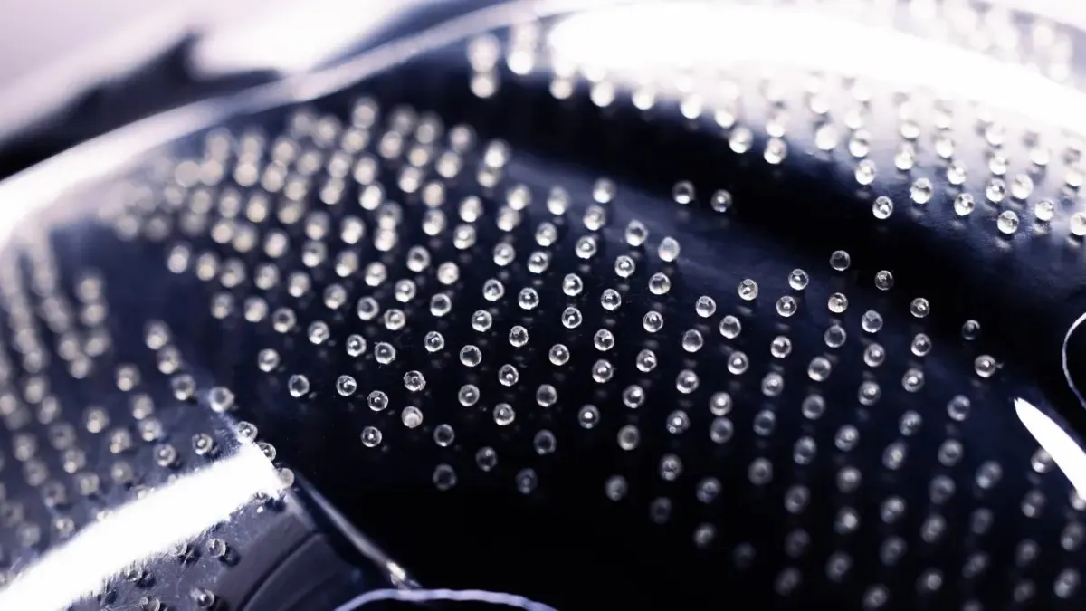El nuevo casco integral de moto que tiene 1.600 bolitas en el exterior de su calota, diseñado para el circuito y la calle