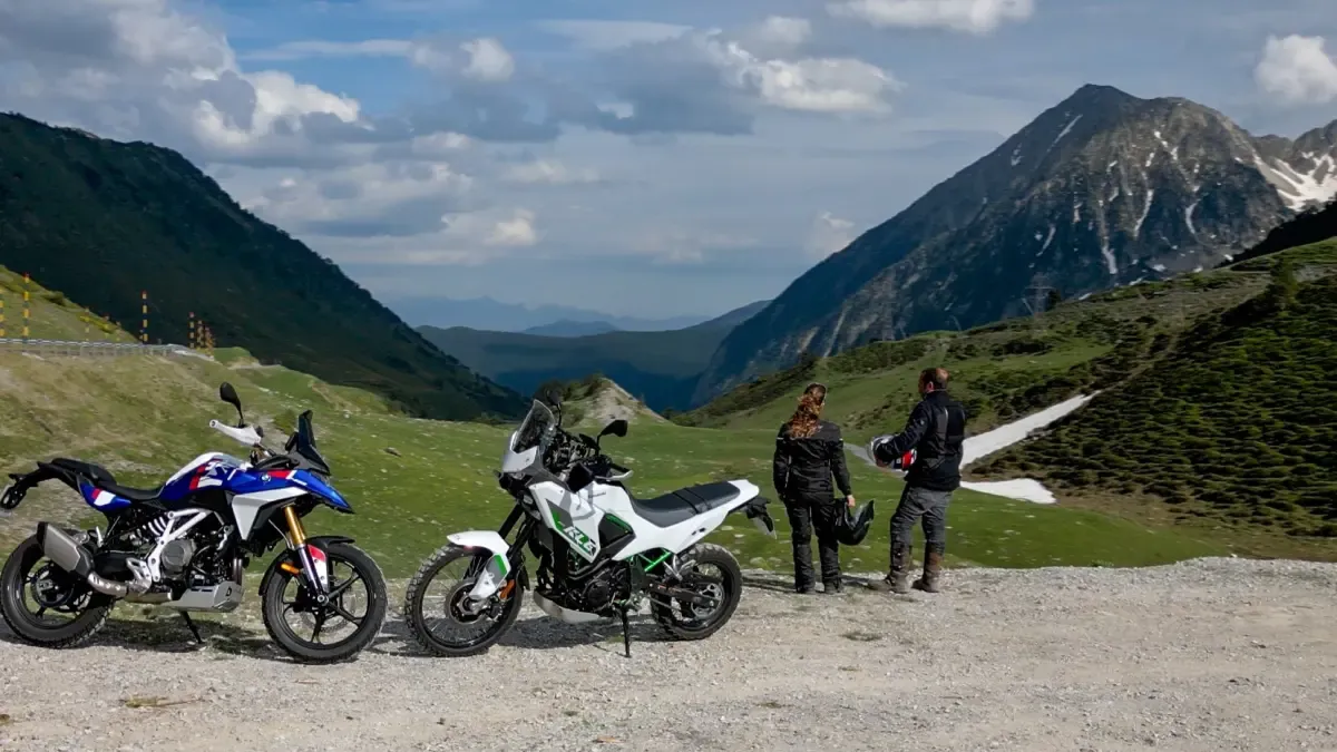 Prueba comparativa: BMW F 450 GS vs Kawasaki KLE 500 SE, mucho más que aventureras de iniciación para el A2