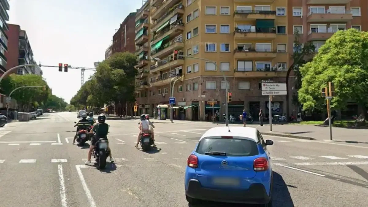 Una motorista de 19 años muere al chocar con un camión en les Corts en Barcelona