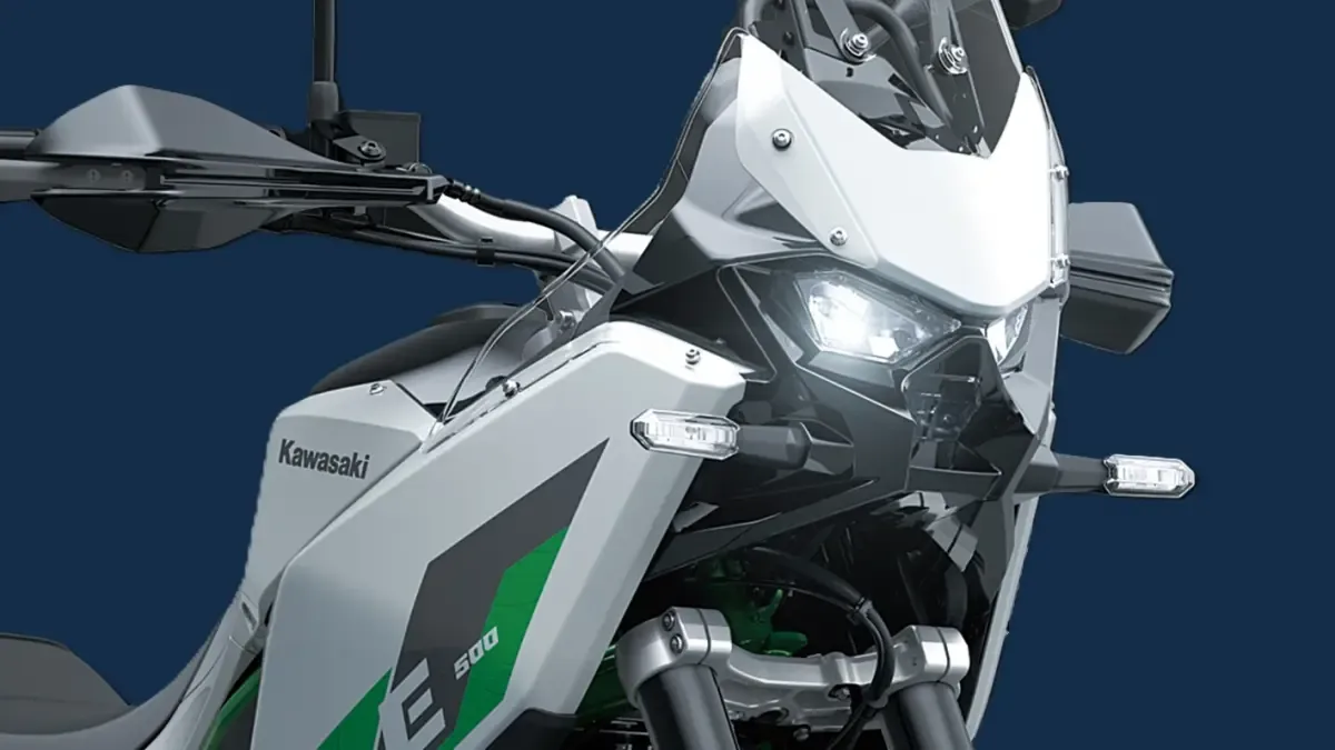 Llega la primera Kawasaki con embrague automático, pero que mantiene la maneta, la trail peso medio bicilíndrica KLE500 SE Smartride