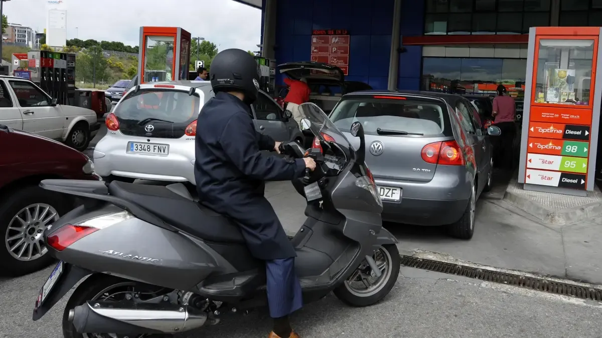 Ir a trabajar en moto o coche en España es hoy 200 euros más caro que hace un año