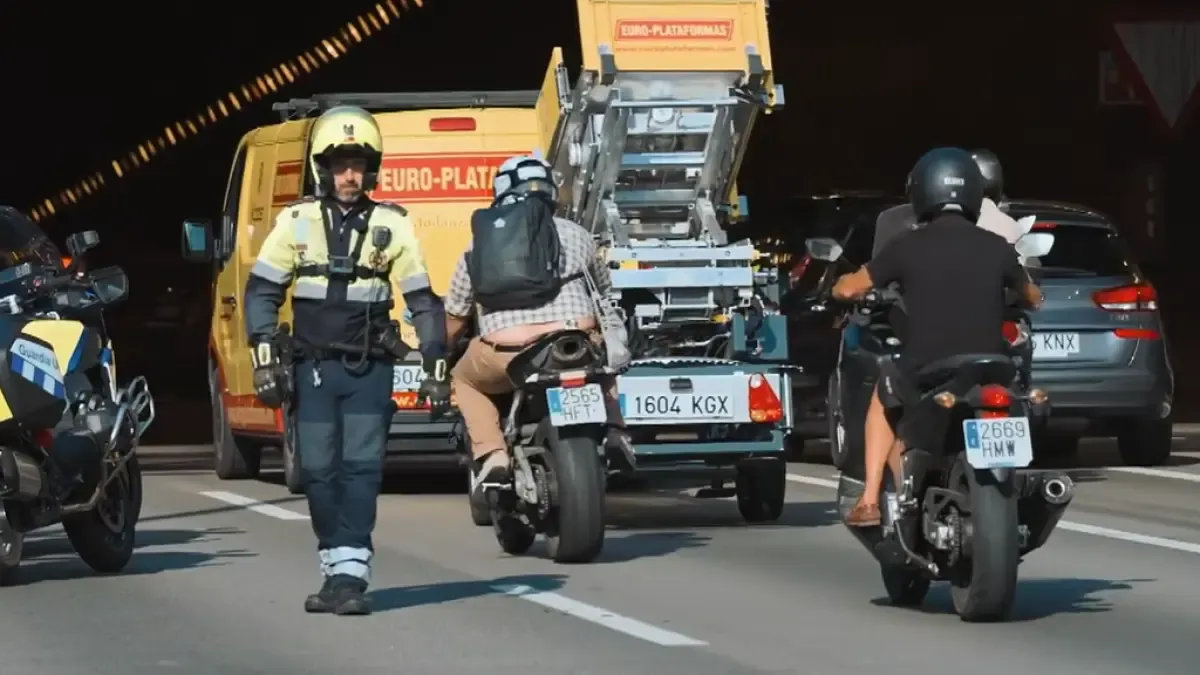 La Guardia Urbana de Barcelona advierte de la principal causa de accidentes en las Rondas: "Está prohibidos, no están autorizadas a hacerlo"