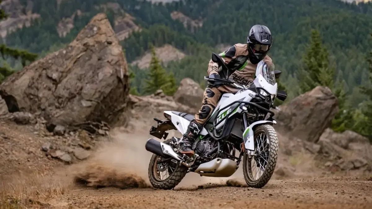 Un teaser revela que Kawasaki tiene a punto una nueva moto aventurera ¿una KLE650?