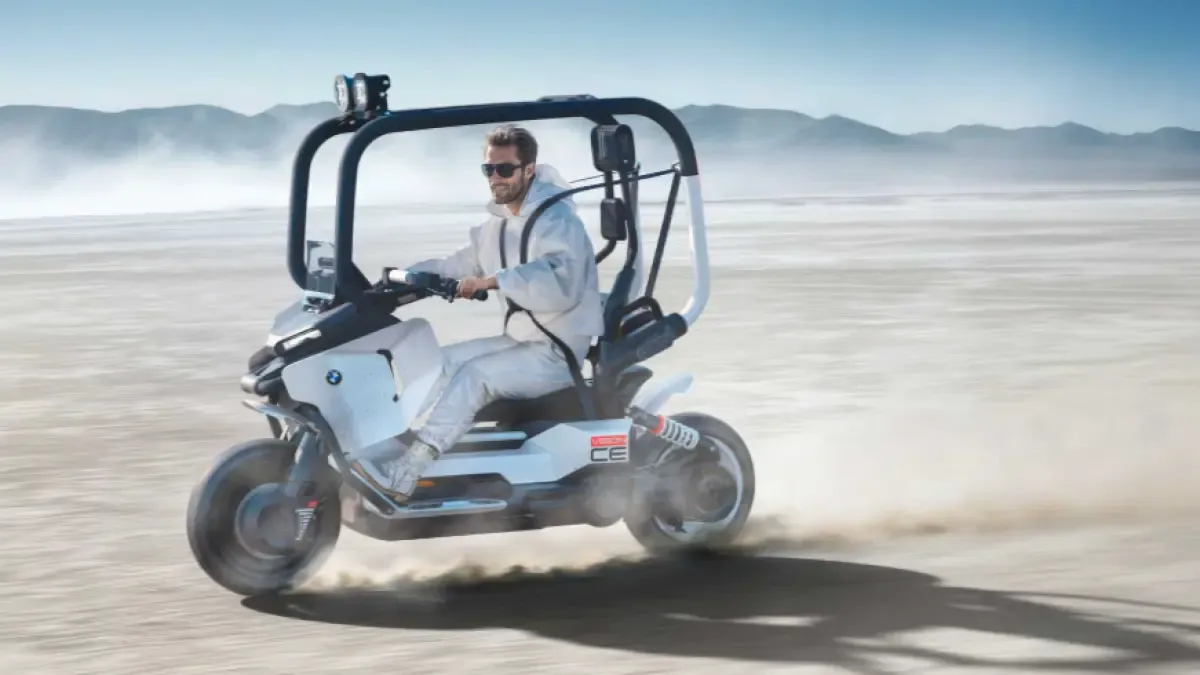 El scooter de BMW que es eléctrico, se aguanta derecho incluso en parado, con el que no necesitas casco ni chaqueta y que sirve para todo, ha sido registrado