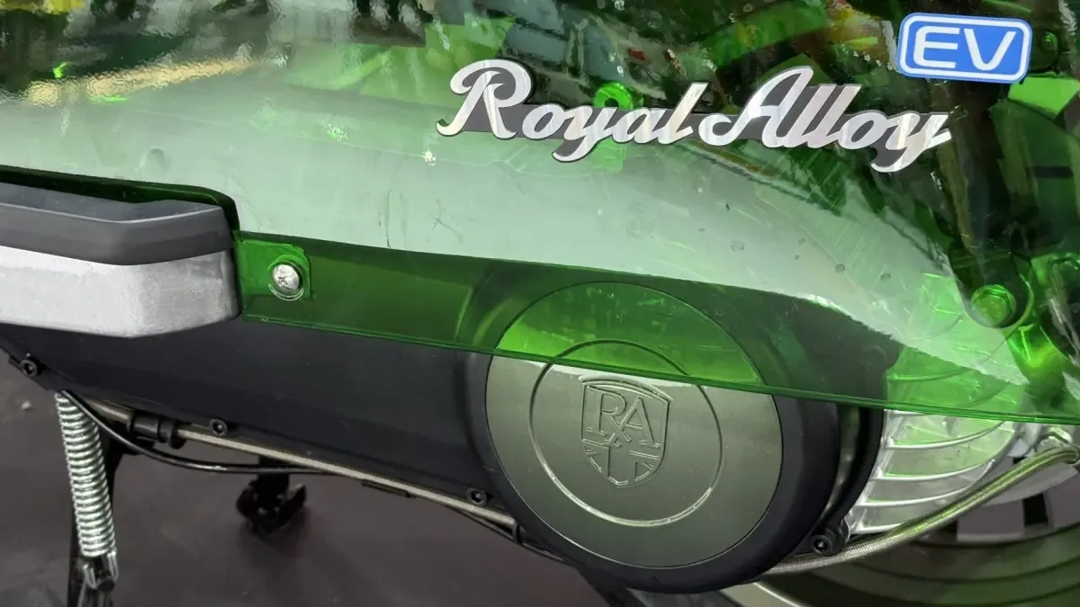 Llega el scooter de estética muy retro para el carnet de coche, pero con tecnología del siglo XXI, como una Lambretta, pero británica
