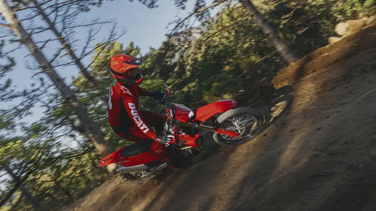 La Desmo450, primera enduro de Ducati, bate un récord Guinness tras rodar 24 horas sin descanso