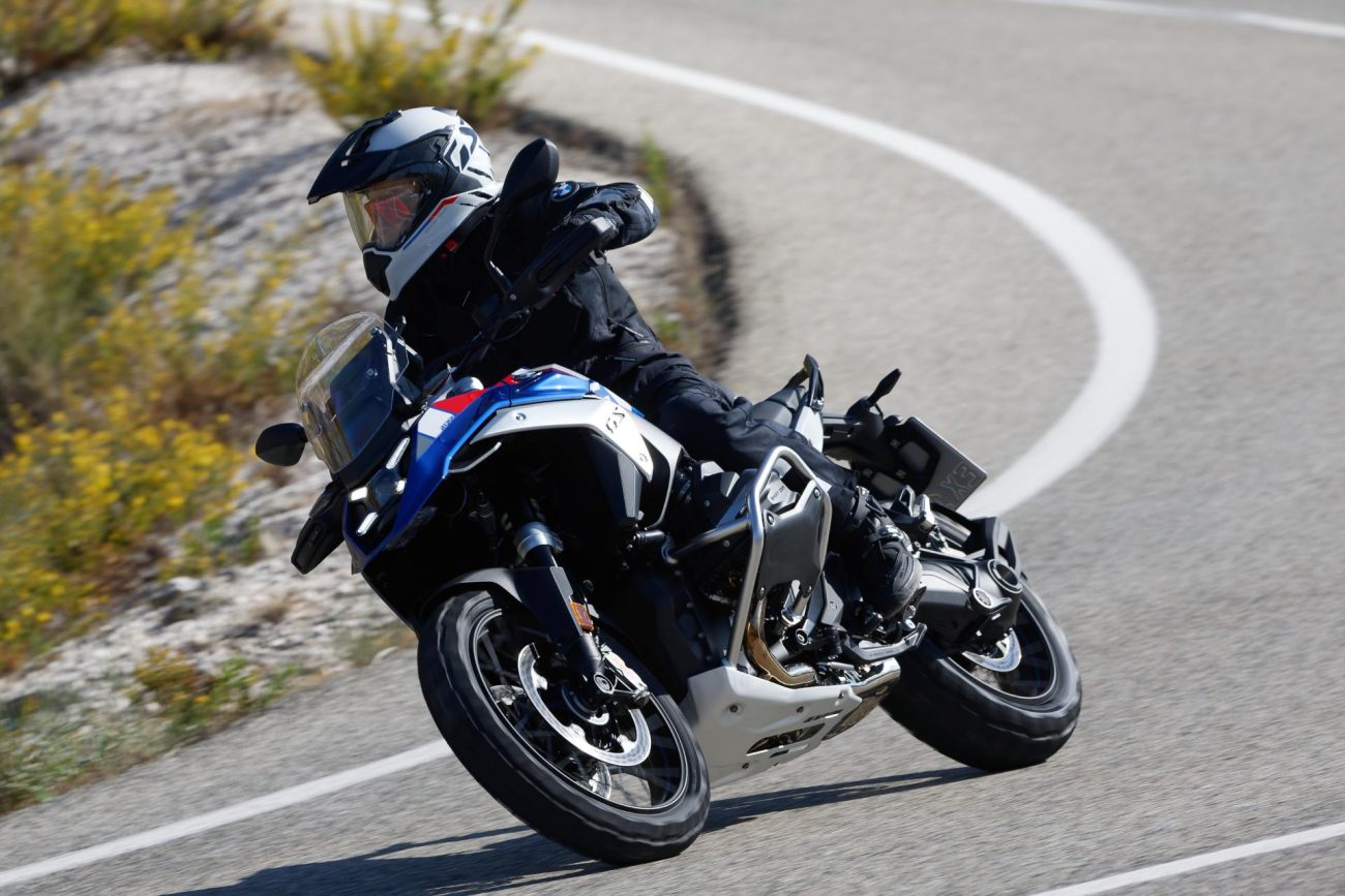 Cómo viajar en moto sin castigar la espalda: consejos para una conducción más cómoda