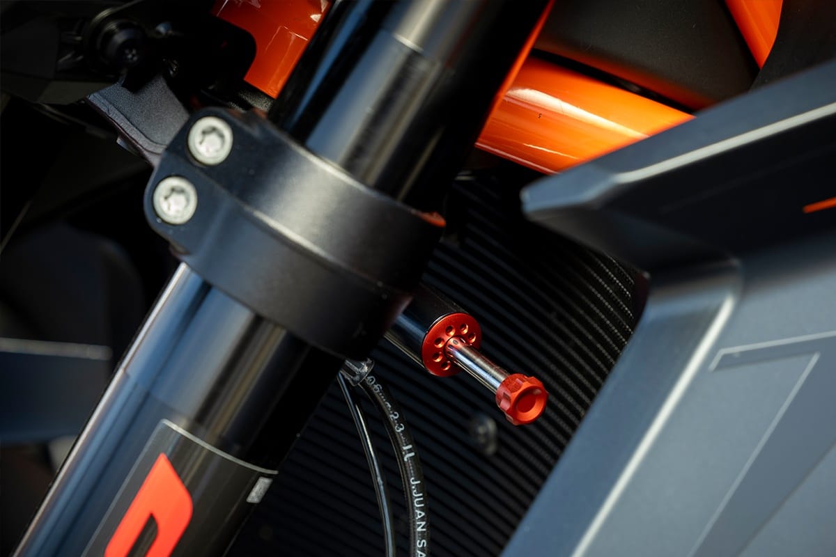 KTM llama a los propietarios de Super Duke a una “actualización proactiva” del amortiguador de dirección