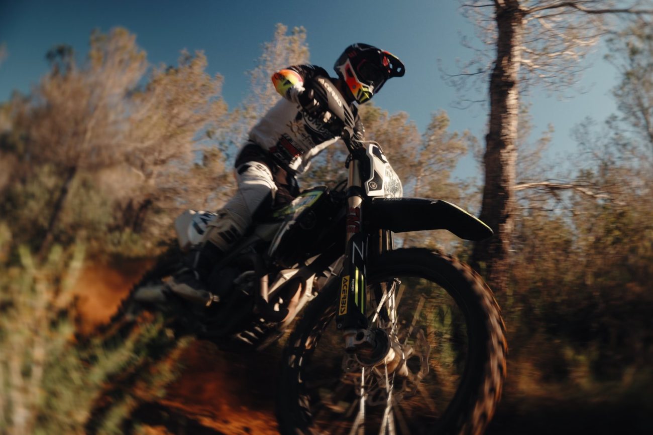 Triumph Motorcycles decidió abrir las puertas de uno de sus proyectos más ambiciosos con el lanzamiento de “ALL IN”, serie documental de cuatro partes que recorre el camino de la marca británica en el competitivo mundo del motociclismo off-road. El primer episodio ya está disponible en el canal oficial de Triumph Motorcycles en YouTube, mientras que las tres entregas restantes llegarán progresivamente durante octubre, noviembre y diciembre.