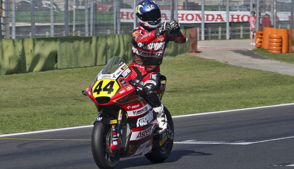Milan Pawelec arrasa en Misano para cerrar un 2026 perfecto